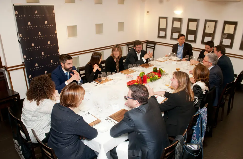 Almuerzo CEO con el cartel del Club al fondo
