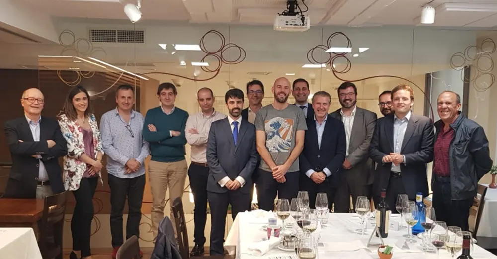 Asistentes de un Almuerzo CEO de pie, con una copa en la mano